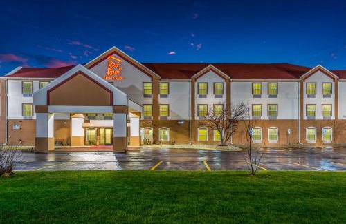 Monee Hotel | Convenient Stay at Red Roof Inn & Suites Monee with Pool