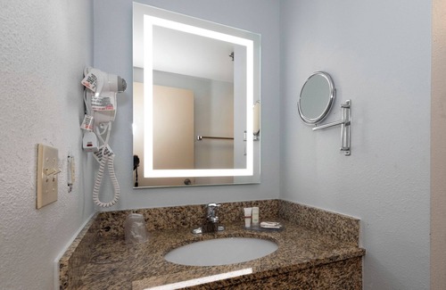 New Castle Hotel | Convenient Stay at Red Roof Inn & Suites Wilmington