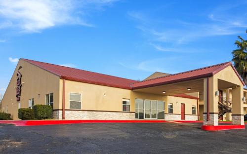 Temple Hotel | Pet-Friendly Stay at Red Roof Inn Temple with Great Amenities