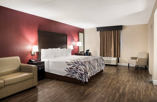 Tupelo Hotel | Convenient Red Roof Inn Tupelo with Pool and Restaurant