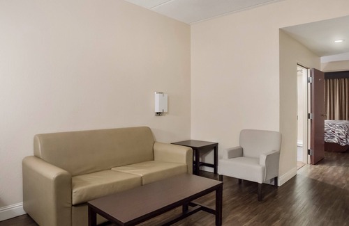 Tupelo Hotel | Convenient Red Roof Inn Tupelo with Pool and Restaurant