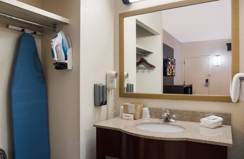 Tupelo Hotel | Convenient Red Roof Inn Tupelo with Pool and Restaurant