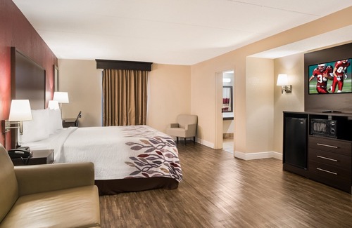 Tupelo Hotel | Convenient Red Roof Inn Tupelo with Pool and Restaurant