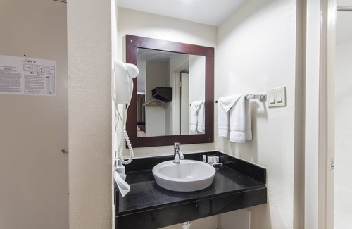 Van Horn Hotel | Budget-Friendly Red Roof Inn Van Horn with Family Amenities