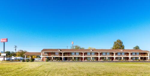 Vincennes Hotel | Pet-Friendly Retreat at Red Roof Inn Vincennes Awaits