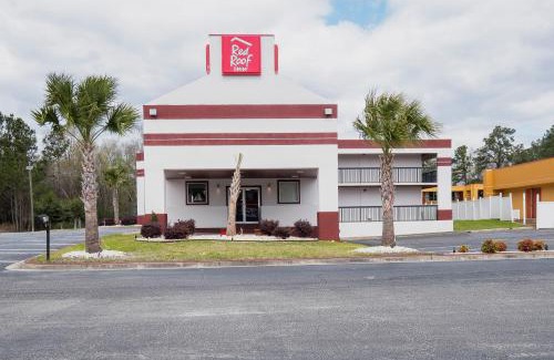Walterboro Hotel | Pet-Friendly Stay at Red Roof Inn Walterboro for Families