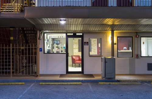 York Hotel | Pet-Friendly Retreat at Red Roof Inn York Downtown