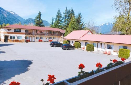 Hope Hotel | Budget-Friendly Red Roof Motor Inn with Family Amenities