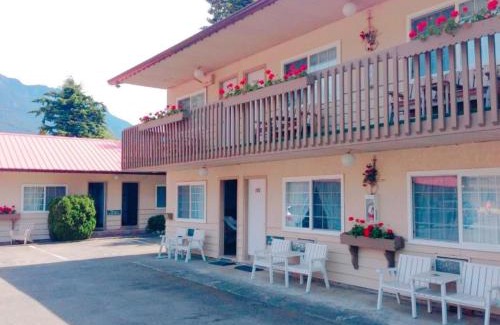 Hope Hotel | Budget-Friendly Red Roof Motor Inn with Family Amenities