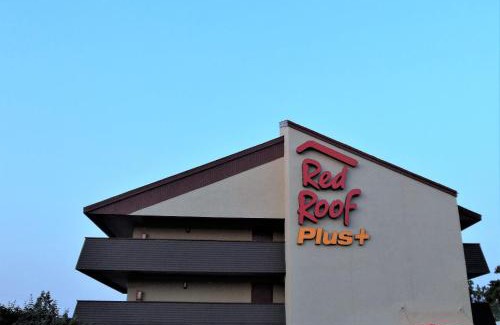 Hoffman Estates Hotel | Pet-Friendly Comfort at Red Roof PLUS Chicago - Hoffman Estates