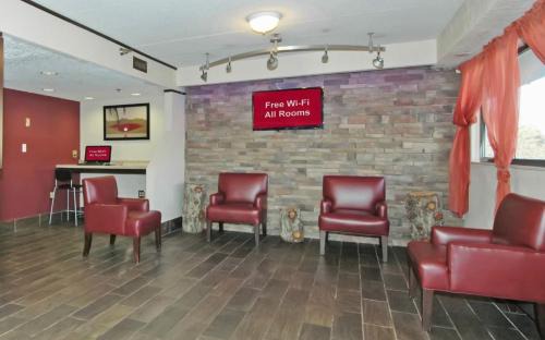 Hoffman Estates Hotel | Pet-Friendly Comfort at Red Roof PLUS Chicago - Hoffman Estates