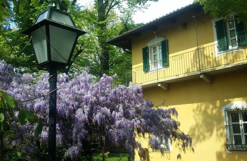 Piossasco Bed & Breakfast | Guest Rated 10/10: Red Room at Villa Mirano B&B in Piossasco