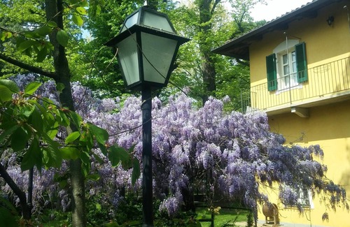 Piossasco Bed & Breakfast | Guest Rated 10/10: Red Room at Villa Mirano B&B in Piossasco