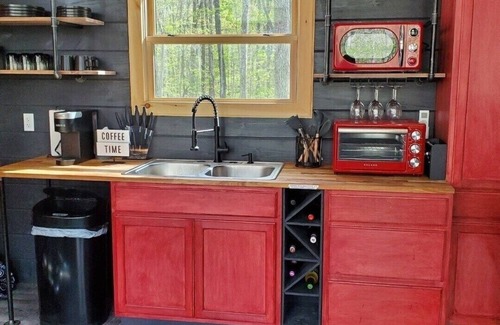 Dunlap Cabin | Romantic Red Room Cabin: Spa & Hot Tub Retreat for Couples