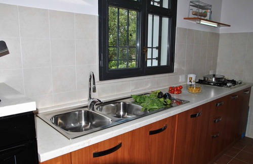 Itri House | Inviting RED ROSES Flat with Pool and Spa Amenities