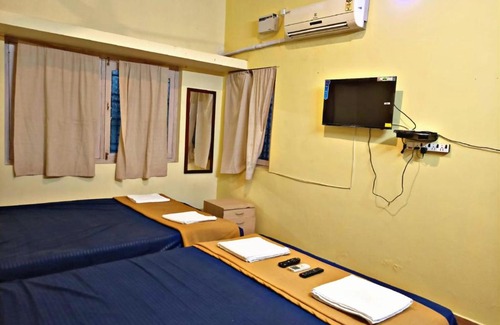 Kuilapalayam House | Inviting Red Sand Villa: Guest Rated 10/10 with Hot Tub
