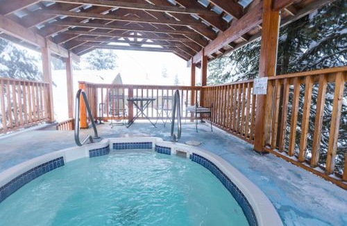 Rossland Hotel | Welcoming Red Shutter Inn: Rated 8.8 with Hot Tub Bliss