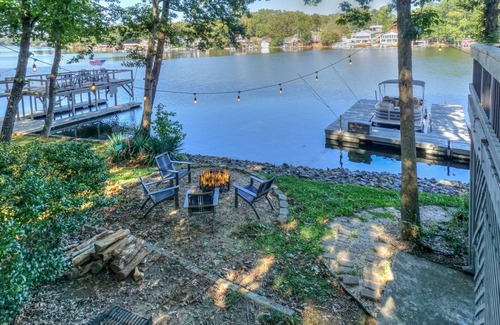 New London House | Red Sky Lake House - Experience Serenity by the Water