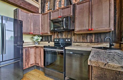 Putney Apartment | Unforgettable Red Sweetheart Barn Studio with Mountain Views