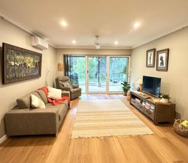 Collie House | Unforgettable Red Tail Retreat: Rated 10/10 with Breakfast