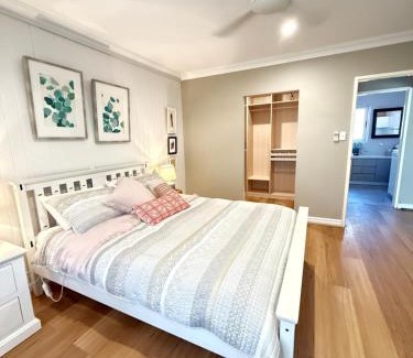 Collie House | Unforgettable Red Tail Retreat: Rated 10/10 with Breakfast