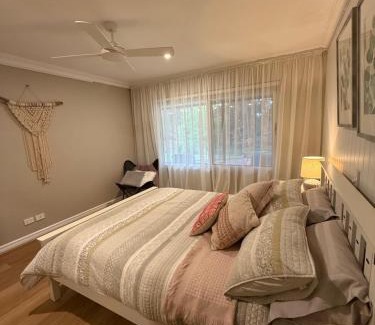 Collie House | Unforgettable Red Tail Retreat: Rated 10/10 with Breakfast