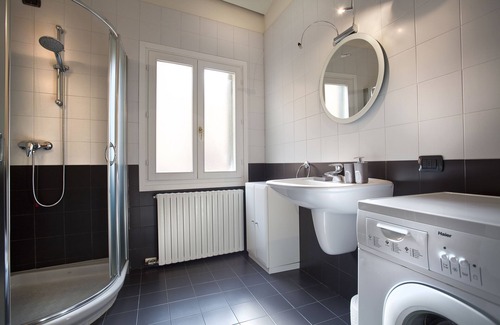 Verona City Centre Apartment | Red Philharmonic Suite: Top-Rated with Spa & Pet Amenities