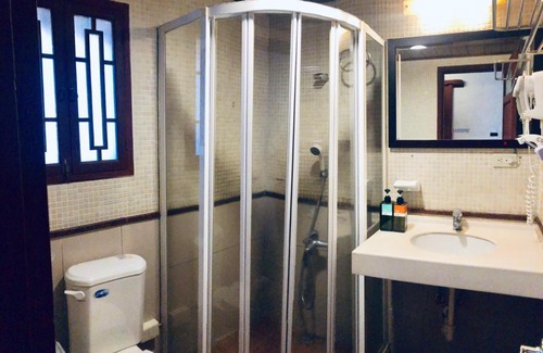 Jinsha House | Pet-Friendly Retreat at Red Tomato B&B II with Kitchen