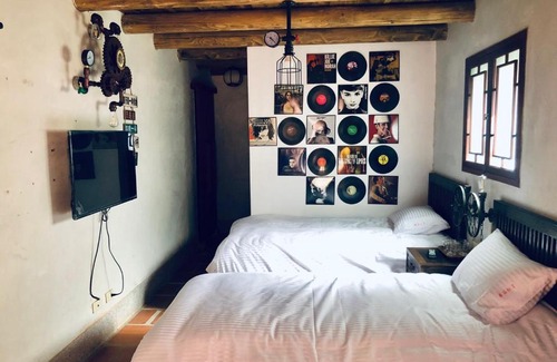 Jinsha House | Pet-Friendly Retreat at Red Tomato B&B II with Kitchen
