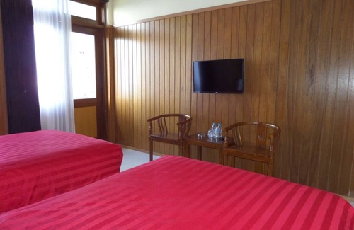 Ngadisari Bed & Breakfast | Cozy Red Twin Bedroom Near Bromo Volcano with Kitchen