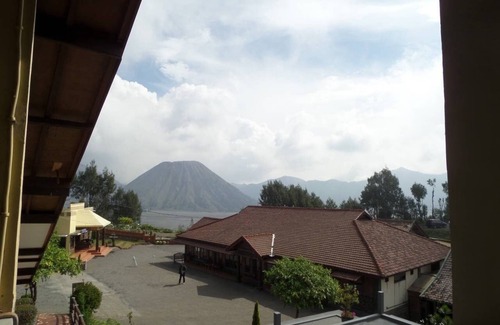 Ngadisari Bed & Breakfast | Cozy Red Twin Bedroom Near Bromo Volcano with Kitchen