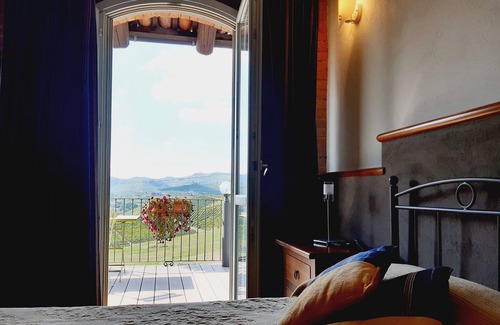 La Morra House | Red Wine Guest House: Family-Friendly with Pool & Breakfast