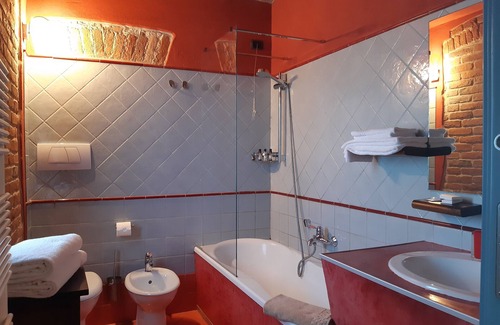La Morra House | Red Wine Guest House: Family-Friendly with Pool & Breakfast