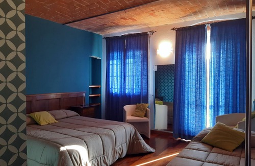 La Morra House | Red Wine Guest House: Family-Friendly with Pool & Breakfast