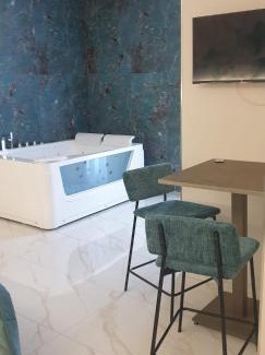 Lago Patria Hotel | Cozy REDAMARE SUITE with Breakfast & Hot Tub Amenities