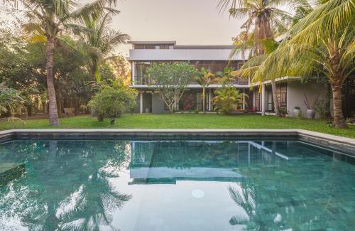 Siem Reap House | RedBox House - Modern 5-Bedroom Villa with Pool & Pet Access