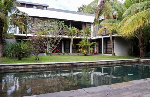 Siem Reap House | RedBox House - Modern 5-Bedroom Villa with Pool & Pet Access