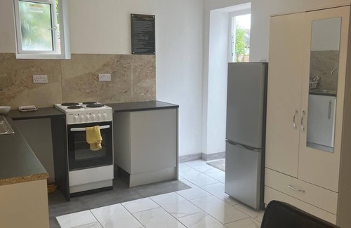 Clayhall Apartment | Redbridge Studio Retreat