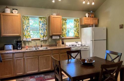 Bruno House | Family-Friendly Retreat at Redbud Cottage - Rated 10/10
