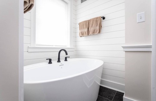 Harrisonburg Apartment | Redbud Room at By the Side Of the Road Inn & Cottages