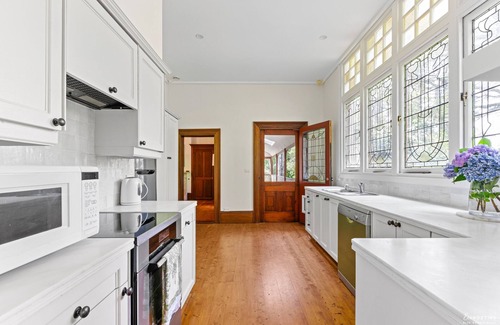 Blue Mountains City Council House | Discover Redclyffe Mountain Retreat with Pool and Spa