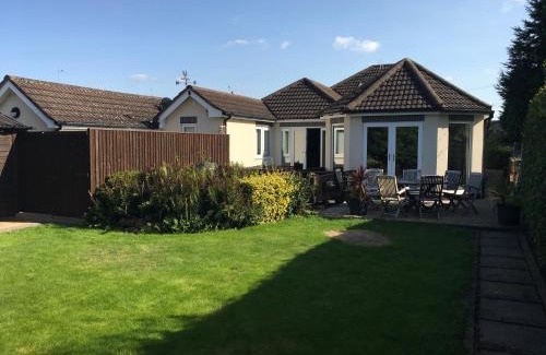 Allostock Apartment | Redcot Holiday Bungalow: Family-Friendly with Breakfast Included