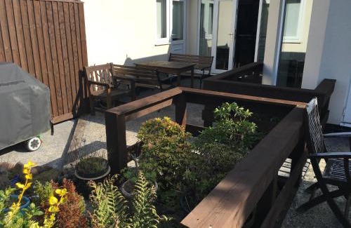 Allostock Apartment | Redcot Holiday Bungalow: Family-Friendly with Breakfast Included