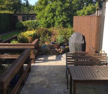 Allostock Apartment | Redcot Holiday Bungalow: Family-Friendly with Breakfast Included