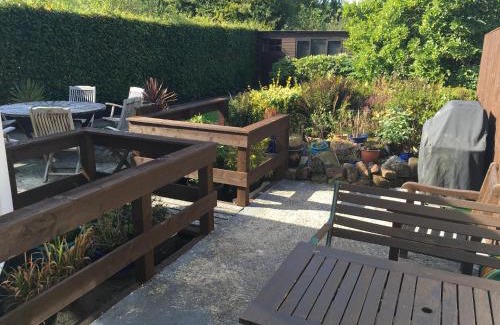 Allostock Apartment | Redcot Holiday Bungalow: Family-Friendly with Breakfast Included