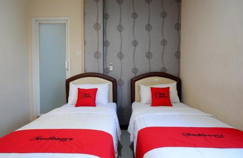 Palu Hotel | Comfortable Stay at RedDoorz Jalan Emmy Saelan Palu