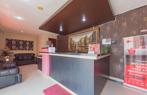 North Cirebon Hotel | Family-Friendly RedDoorz at La Mega with Ocean Views