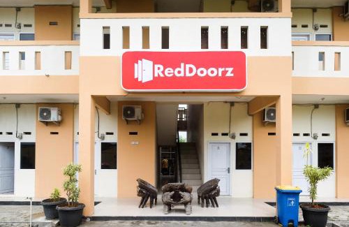 Cimohong Hotel | Family-Friendly Stay at RedDoorz Putri Syariah Brebes