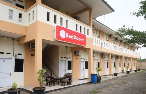 Cimohong Hotel | Family-Friendly Stay at RedDoorz Putri Syariah Brebes