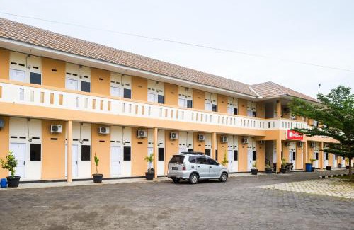 Cimohong Hotel | Family-Friendly Stay at RedDoorz Putri Syariah Brebes
